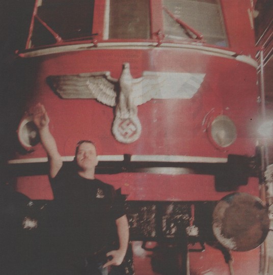 ΕΔΕ για τον αστυνομικό που χαιρετά ναζιστικά