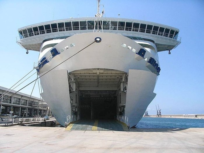 Ελληνικό πλοίο στεγάζει το Κοινοβούλιο της Λιβύης