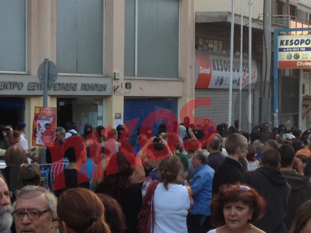 ΦΩΤΟ-Οι κουκουλοφόροι έξω από το ΚΕΠ στο Κερατσίνι