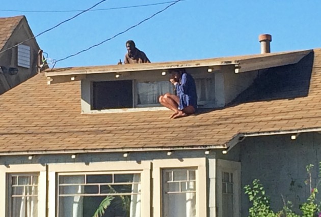 ΦΩΤΟ-Σκαρφάλωσε στη στέγη του σπιτιού της για να γλιτώσει από τον ληστή
