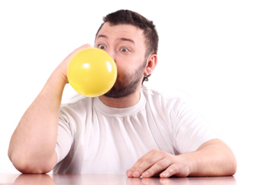 BINTEO-Γιατί όταν εισπνέουμε ήλιο αλλάζει η φωνή μας;