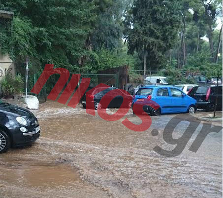 ΦΩΤΟ-Ποτάμια οι δρόμοι της Αττικής-85 κλήσεις για άντληση υδάτων στην Πυροσβεστική