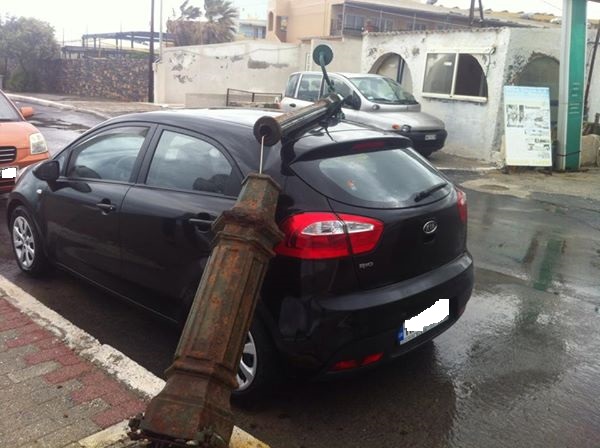 ΦΩΤΟ-Κολώνα “προσγειώθηκε” σε αυτοκίνητο