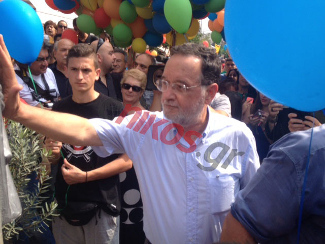 ΦΩΤΟ-Ο Λαφαζάνης στο μνημείο του Φύσσα