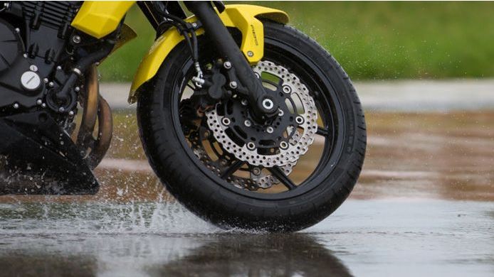 “Πρωτοβρόχια” και μοτοσικλέτα