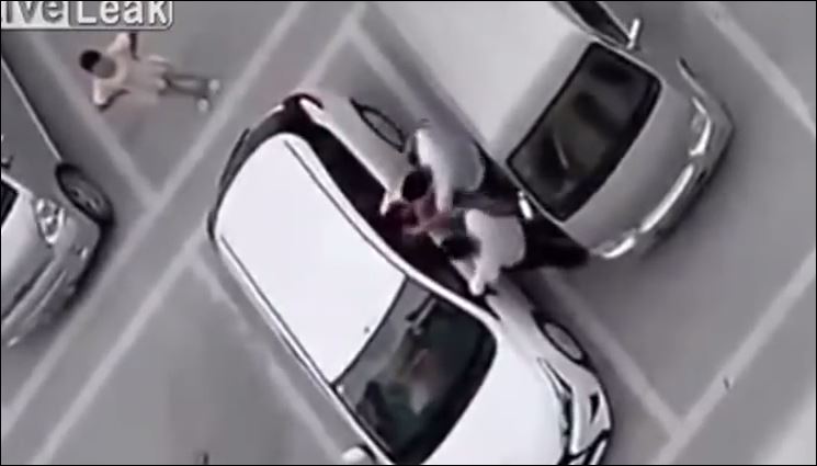 ΒΙΝΤΕΟ-Την σάπισαν στο ξύλο για μια θέση πάρκινγκ