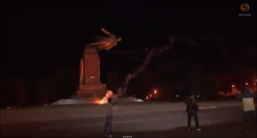 ΒΙΝΤΕΟ-Εθνικιστές γκρέμισαν το άγαλμα του Λένιν