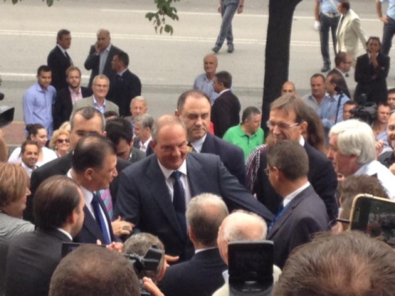 BINTEO-Με χειροκροτήματα υποδέχθηκαν τον Κώστα Καραμανλή στο “Βελλίδης”