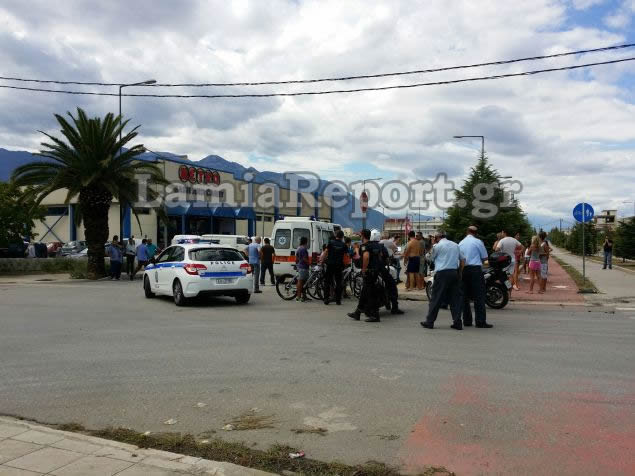 ΦΩΤΟ-Λαμία-Αυτοκίνητο “εμβόλισε” δυο μηχανάκια