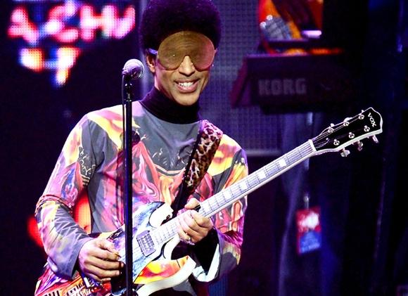 Επιστρέφει ο Prince με δύο δίσκους