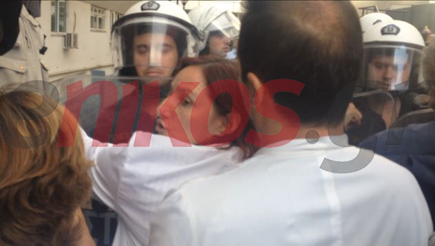 ΦΩΤΟ-Ένταση με τα ΜΑΤ στον Ευαγγελισμό