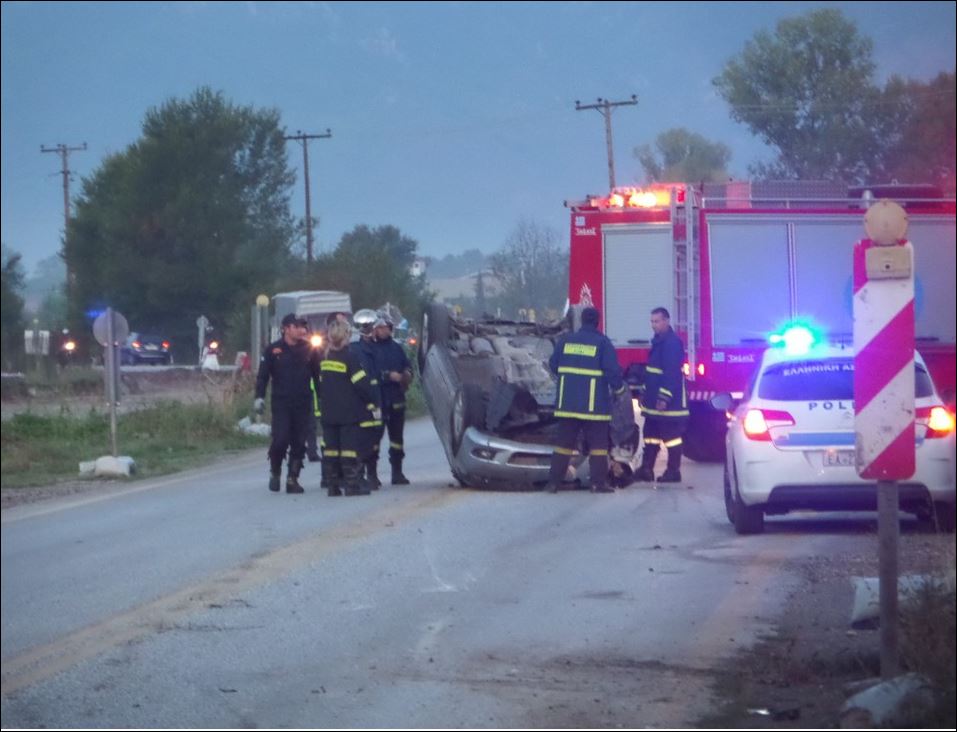ΦΩΤΟ-Τρίκαλα-Από θαύμα σώθηκαν οι επιβαίνοντες σε τροχαίο