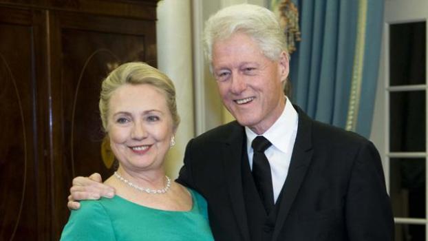 ΦΩΤΟ-Ο Μπιλ Κλίντον γνωρίζει στην εγγονή του την γιαγιά της