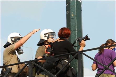 Καταδικάστηκε ο αστυνομικός που χτύπησε φωτορεπόρτερ