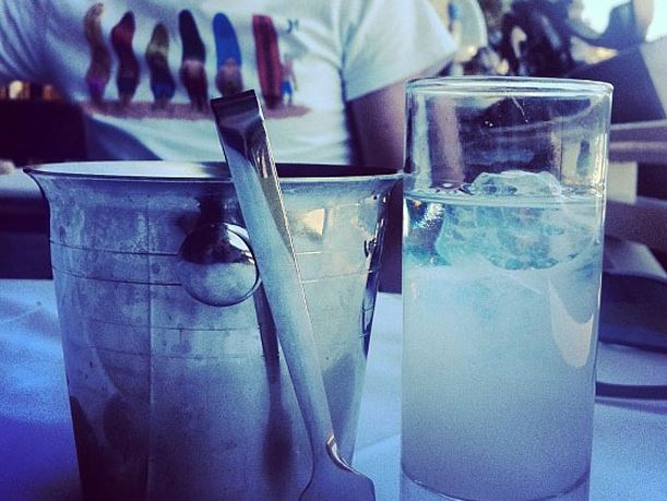 Τους έγδυσε και τους παρέδωσε