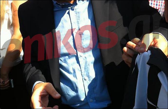ΦΩΤΟ-Χάρισαν φανέλα του ΠΑΟΚ στον Τσίπρα