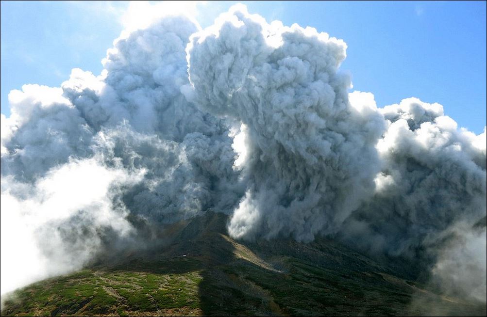 ΦΩΤΟ-“Βρυχάται” το ηφαίστειο Οντάκε