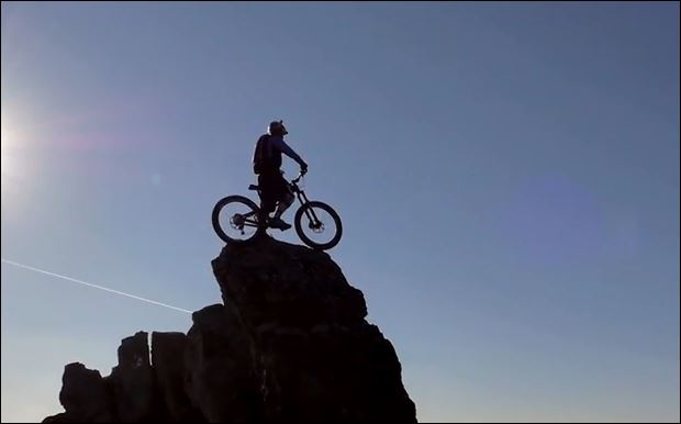 ΒΙΝΤΕΟ-Το “ταξίδι” ενός ποδηλάτη στα άγρια βουνά της Σκωτίας