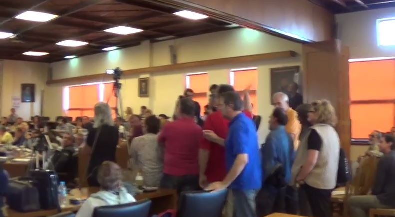 ΒΙΝΤΕΟ-Ο Μπέος σε υπαλλήλους του δήμου: Στο σπίτι σας αυτά…