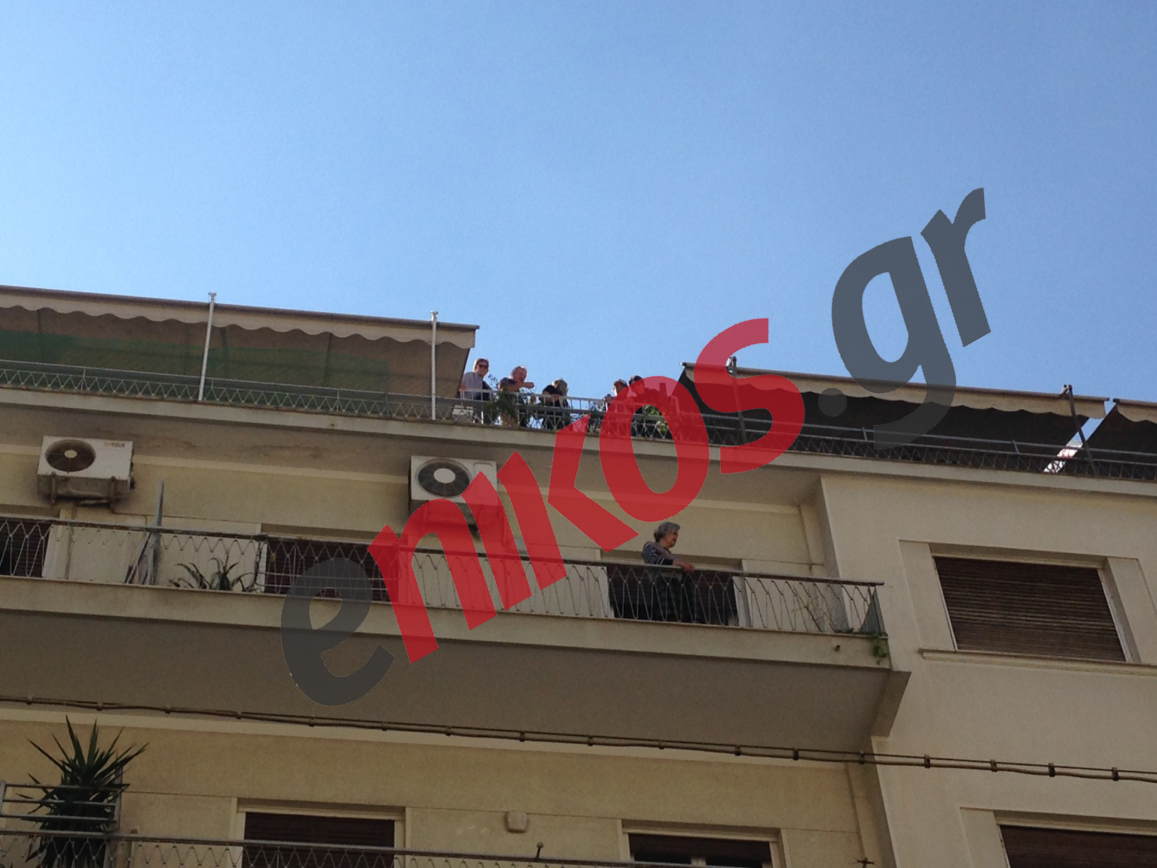 ΦΩΤΟ-Σχολικοί φύλακες και εκπαιδευτικοί κατέλαβαν το γραφείο του Μητσοτάκη