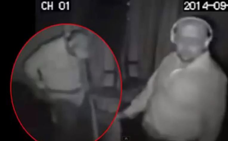 ΒΙΝΤΕΟ-Κάμερα κατέγραψε διαρρήκτη να δοκιμάζει γυναικεία εσώρουχα