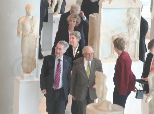 ΦΩΤΟ-Στο Μουσείο της Ακρόπολης ξεναγήθηκε ο Φίσερ