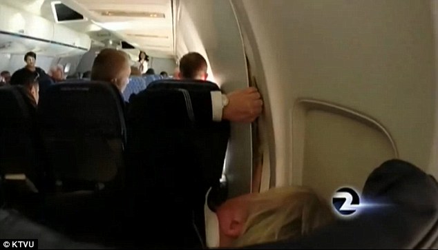 ΒΙΝΤΕΟ-Αναγκαστική προσγείωση αεροπλάνου-Άνοιξε η άτρακτος