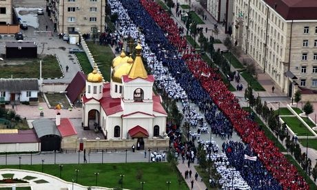 ΒΙΝΤΕΟ-Πορεία “αγάπης” για τα γενέθλια του Πούτιν