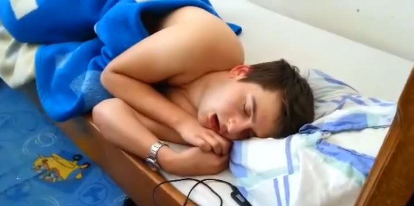 ΒΙΝΤΕΟ-Το πιο περίεργο ροχαλητό που έχετε ακούσει