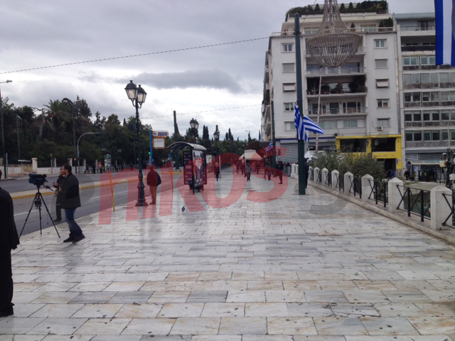 ΦΩΤΟ-Λίγος κόσμος στο Σύνταγμα