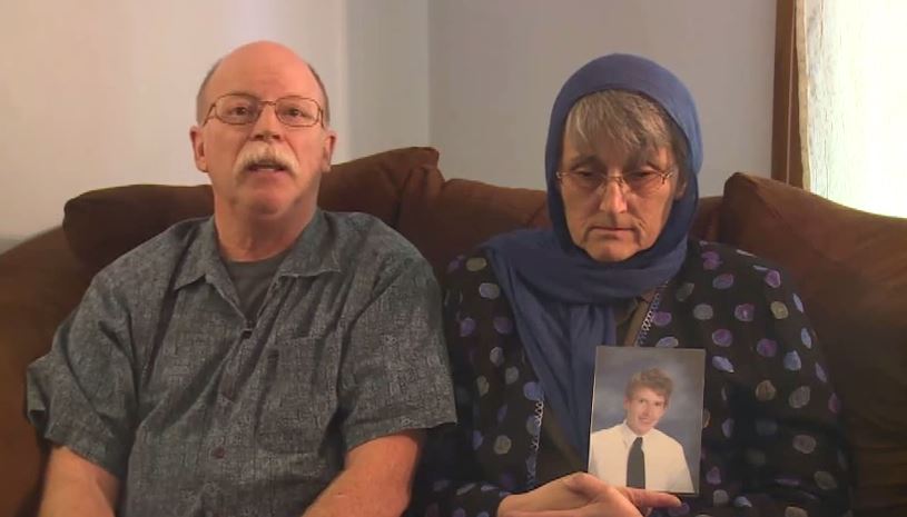 ΒΙΝΤΕΟ-Παρακαλούν τους τζιχαντιστές για τον γιο τους