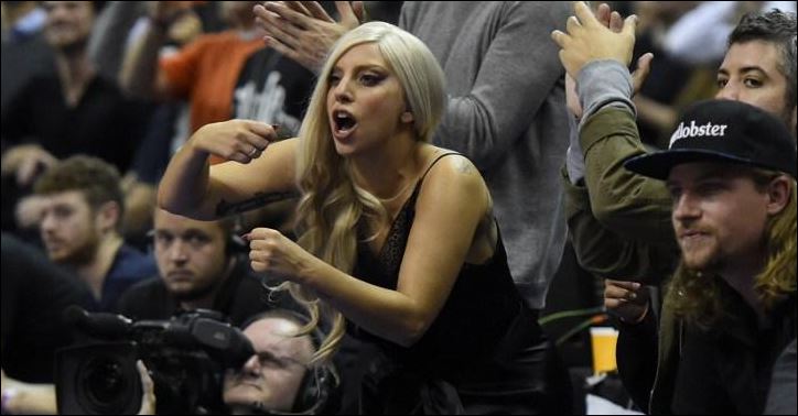 ΦΩΤΟ-Η Lady Gaga δίπλα στο παρκέ