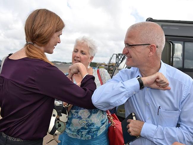 ΦΩΤΟ-Η χειραψία του Έμπολα