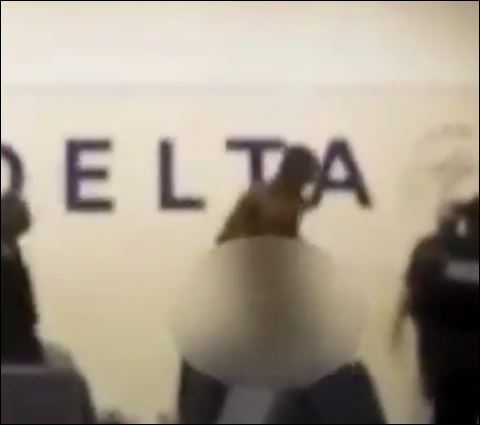 Το βίντεο που έχει προκαλέσει σάλο στο διαδίκτυο