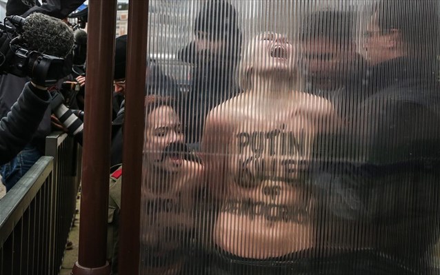 ΒΙΝΤΕΟ-Οι γυμνόστηθες FEMEN “ξαναχτύπησαν” κατά του Πούτιν