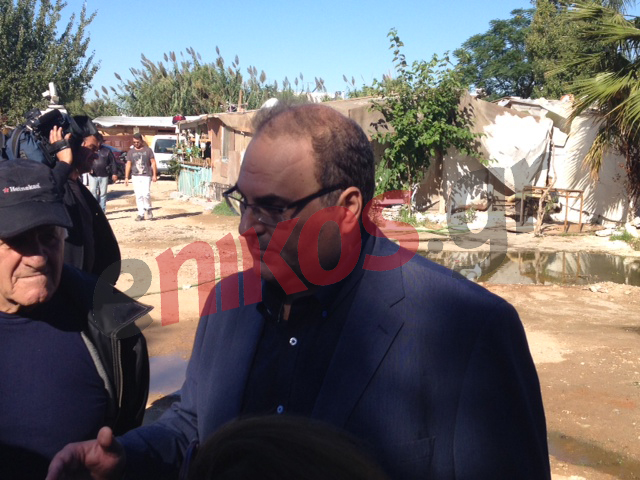 ΤΩΡΑ-ΦΩΤΟ-Αγγελάκας και Ρούσσος στον καταυλισμό των Ρομά