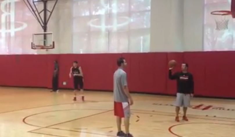 ΒΙΝΤΕΟ-Ο Παπανικολάου τα “κολλάει”