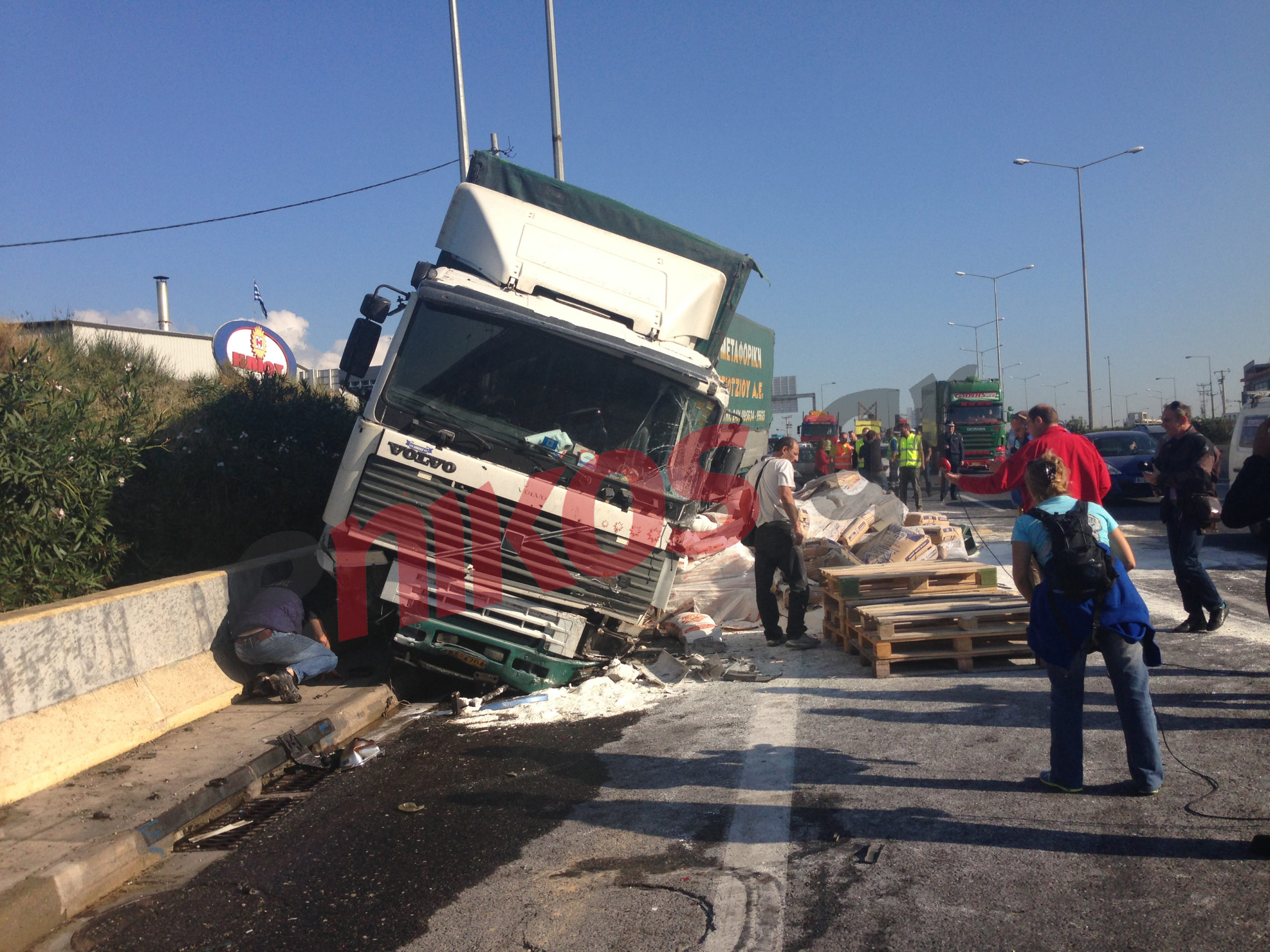 ΒΙΝΤΕΟ-Καραμπόλα με δύο νταλίκες και οκτώ αυτοκίνητα στην εθνική οδό