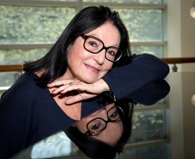 Ένα μικρόφωνο για τα γενέθλια της Μούσχουρη