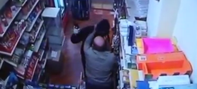 ΒΙΝΤΕΟ-Άγρια πάλη ψιλικατζή με επίδοξο ένοπλο ληστή