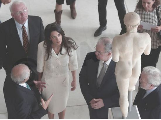 Kronen Zeitung: Η Αμάλ συμβουλεύει την Ελλάδα εναντίον των Βρετανών