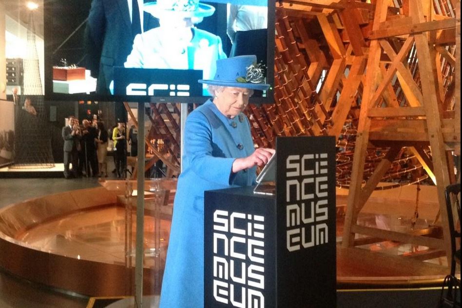 Το πρώτο tweet της βασίλισσας Ελισάβετ