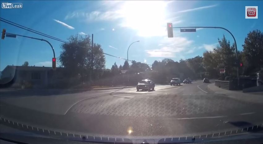 ΒΙΝΤΕΟ-Περνάει με κόκκινο δίπλα σε περιπολικό