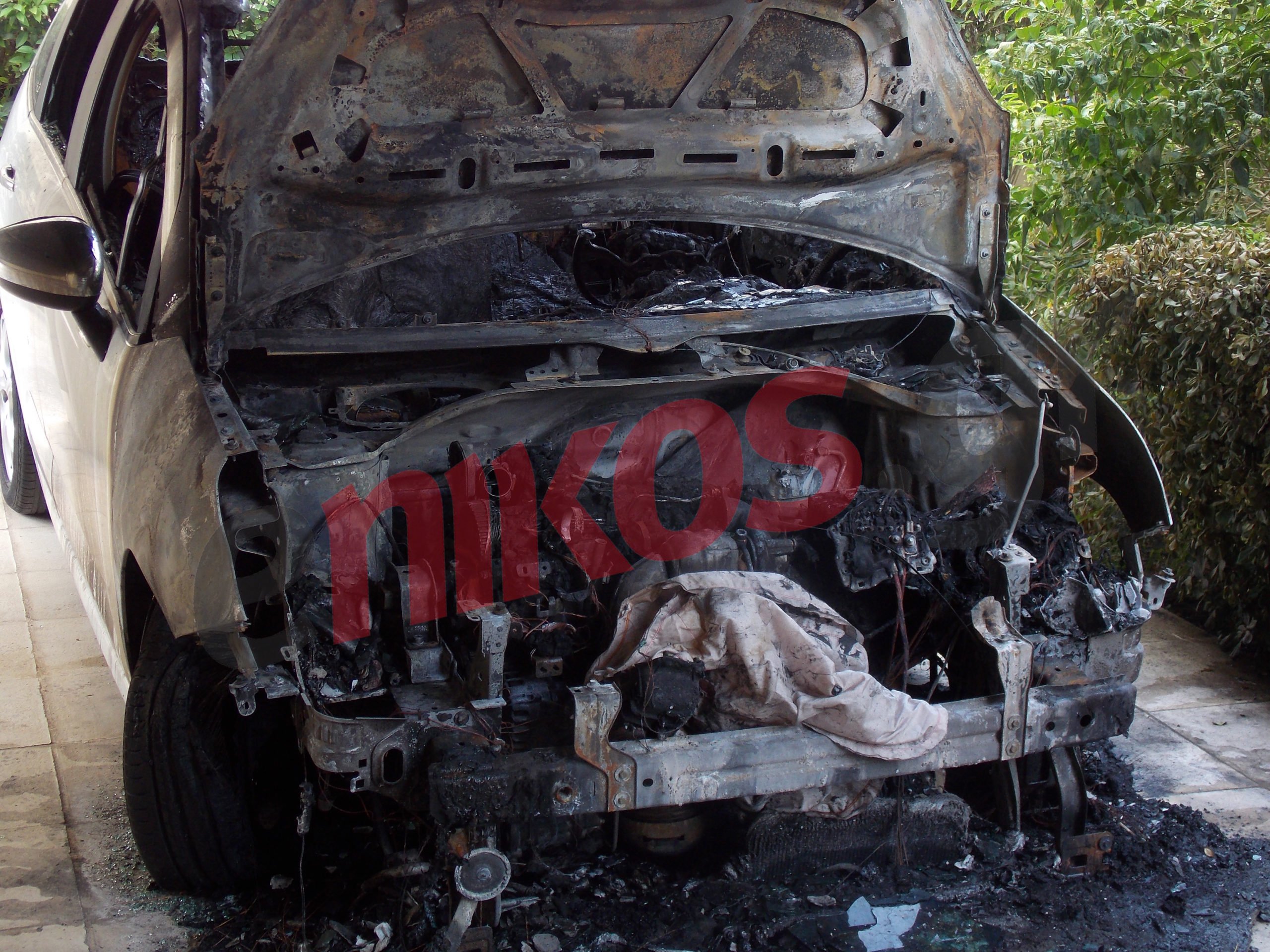 ΦΩΤΟ-Έκαψαν το αυτοκίνητο του ψυχιάτρου της Χρυσής Αυγής
