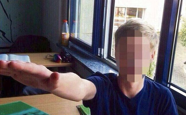 ΦΩΤΟ-ΣΟΚ: Μαθητές χαιρετούν ναζιστικά σε σχολείο της Γερμανίας
