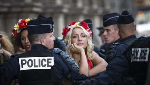 ΦΩΤΟ-Οι Femen διαδήλωσαν στο Παρίσι