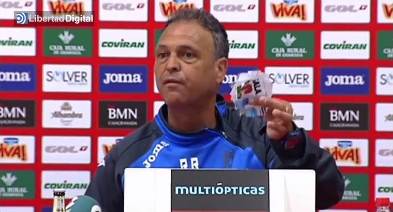 ΒΙΝΤΕΟ-Προπονητής σκίζει εφημερίδα σε συνέντευξη Τύπου