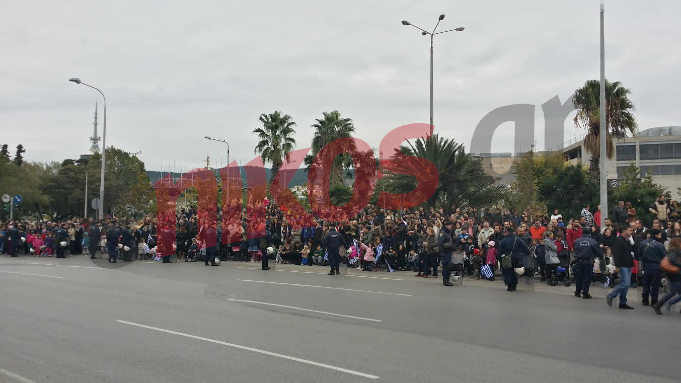 ΦΩΤΟ-Αστυνομικοί με ασπίδες μπροστά σε μικρά παιδιά
