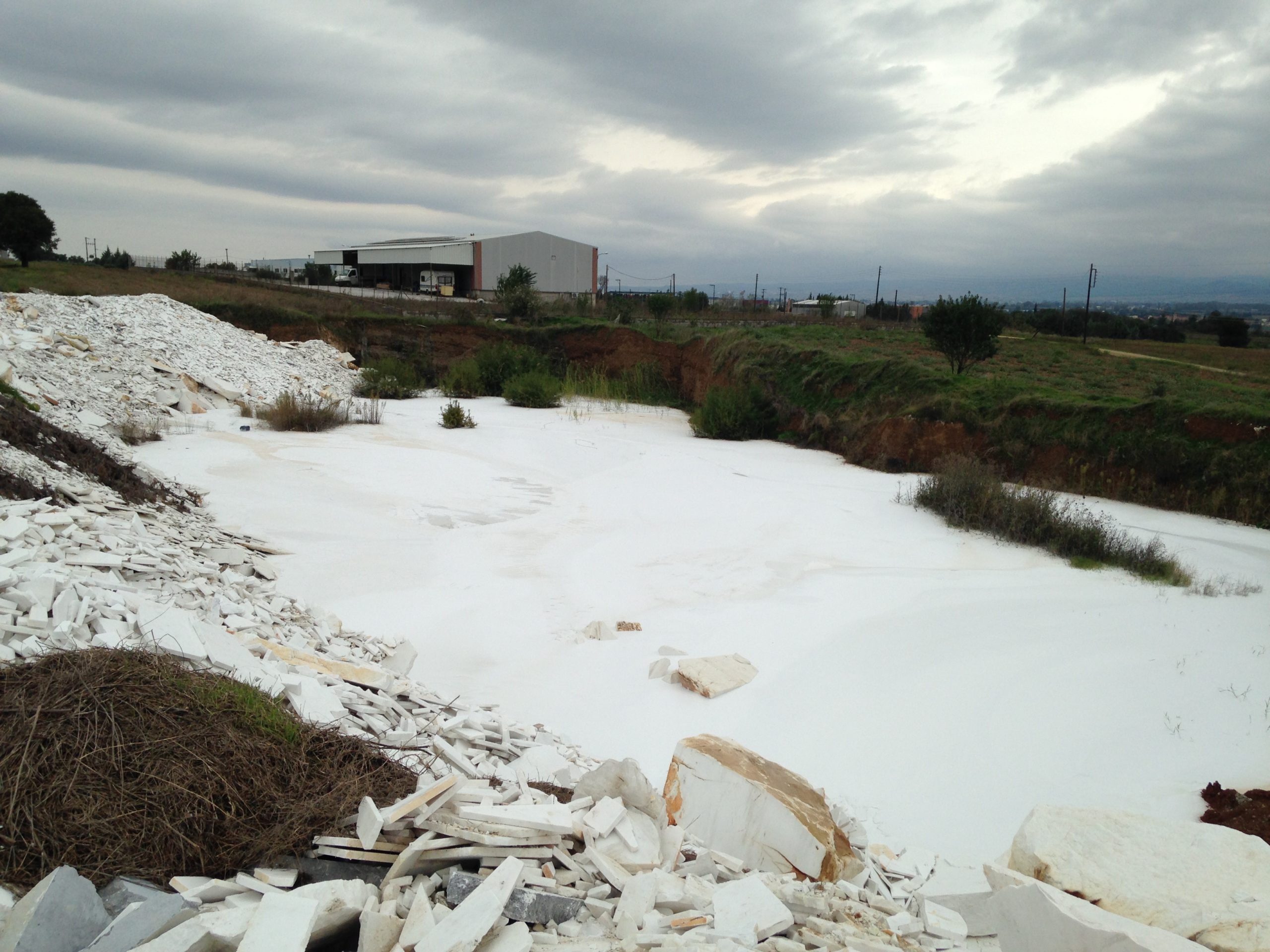 ΦΩΤΟ-Μόλυναν το περιβάλλον με απόβλητα από μάρμαρα