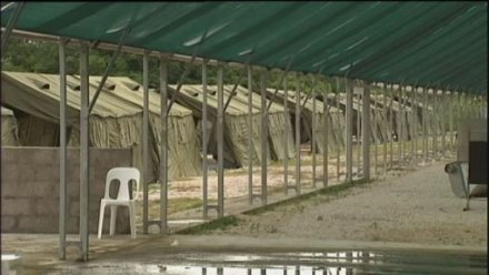 ΦΩΤΟ-Έραψαν τα χείλη τους σε ένδειξη διαμαρτυρίας